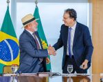 Presidente Lula e ministro Camilo Santana (Educação) durante a cerimônia de sanção do Projeto de Lei n° 4.932/2024, que dispõe sobre a utilização, por estudantes, de aparelhos eletrônicos portáteis pessoais nos estabelecimentos públicos e privados de ensino da educação básica - Foto: Ricardo Stuckert / PR