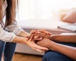 Diferente da inteligência artificial, que busca “agradar” o usuário, o psicólogo traça um plano terapêutico que de fato irá tratar o paciente. (Crédito: Shutterstock)